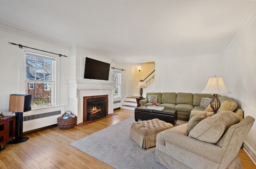 2343 Ridgeway Avenue Evanston, IL 60201 - Photo 2 of 18
