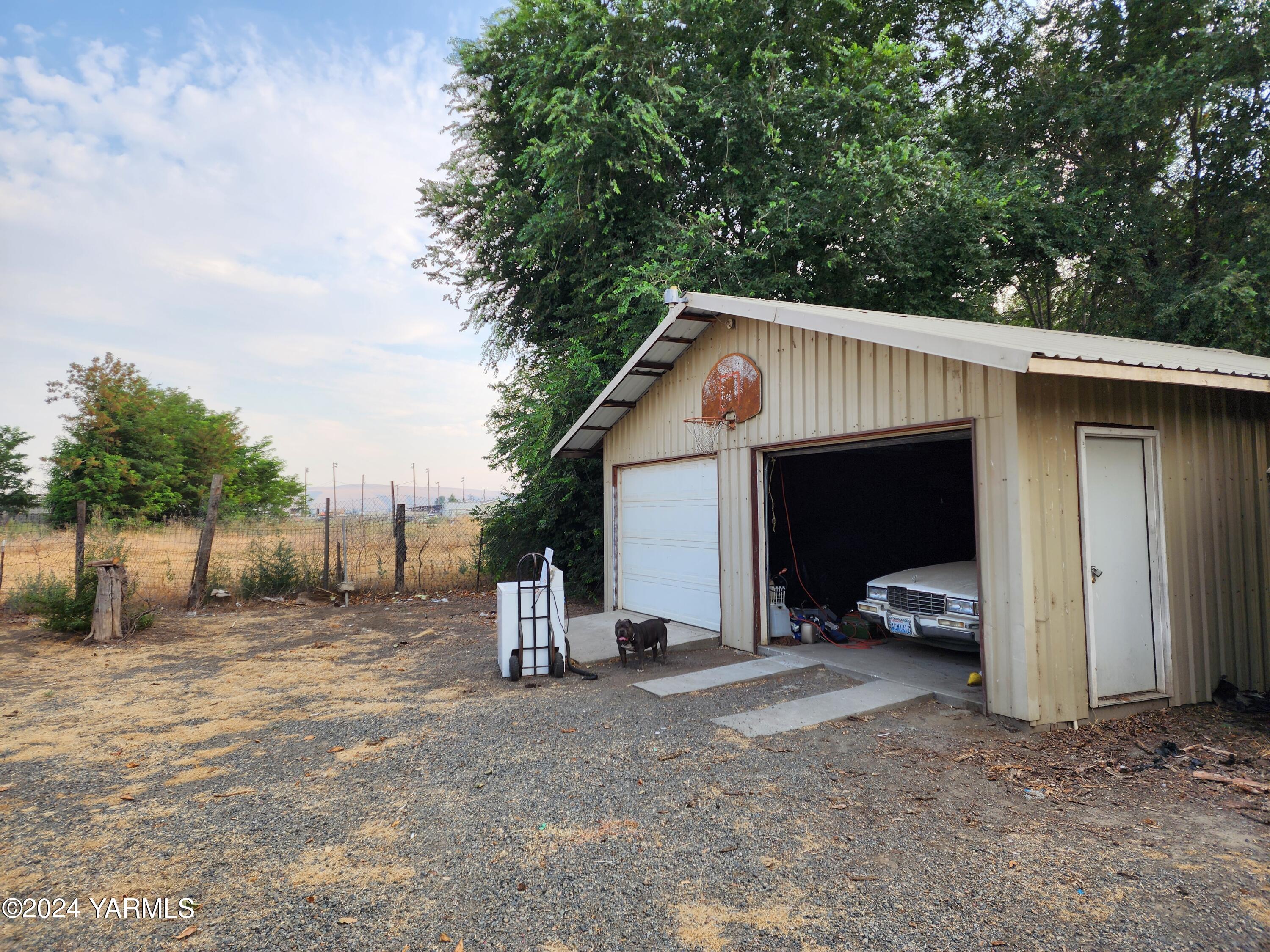 36 East 3rd Avenue Toppenish, WA 98948 - Photo 7 of 20 a view of a house with a backyard