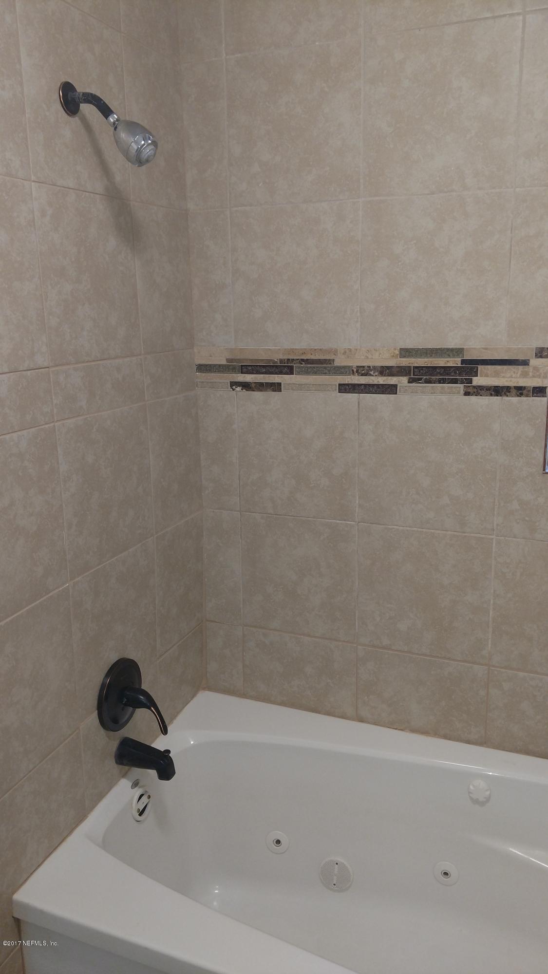 10533 Arendal Road Jacksonville, FL 32218 - Photo 6 of 11 a bathroom with a bathtub