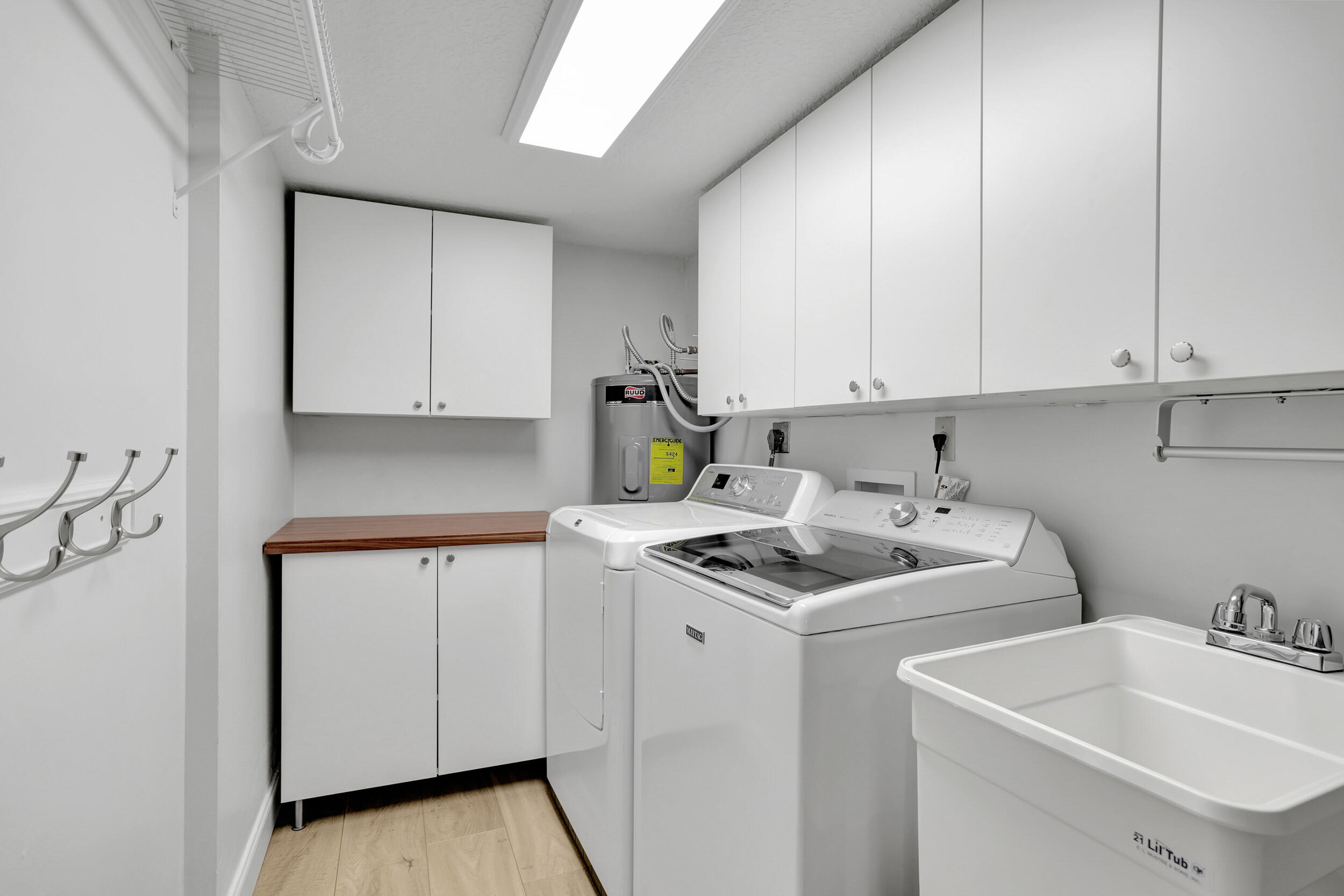 22988 Old Inlet Bridge Drive Boca Raton, FL 33433 - Photo 28 of 35 INTERIOR LAUNDRY ROOM WITH TUB
