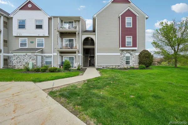 $169,900 | 15240 Silver Parkway, Unit 306, Fenton, MI 48430