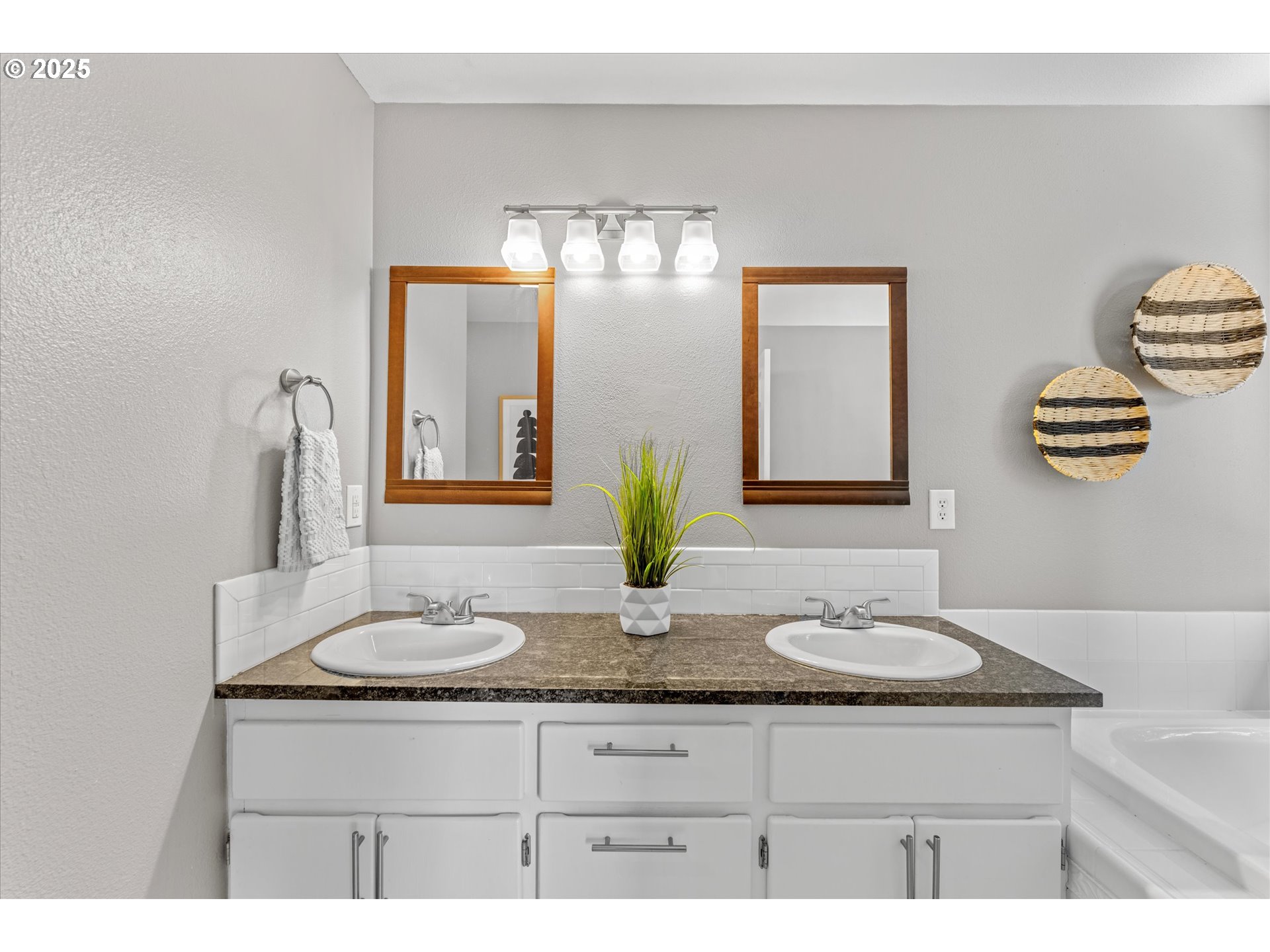 6902 Southwest Taylors Ferry Road Portland, OR 97223 - Photo 19 of 38 Bathroom, Attached