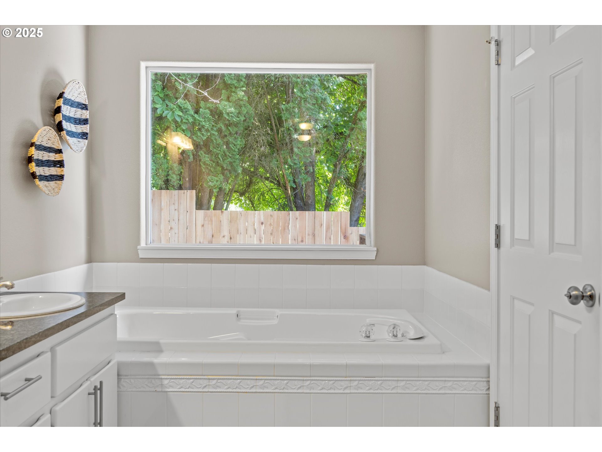 6902 Southwest Taylors Ferry Road Portland, OR 97223 - Photo 20 of 38 Bathroom, Attached