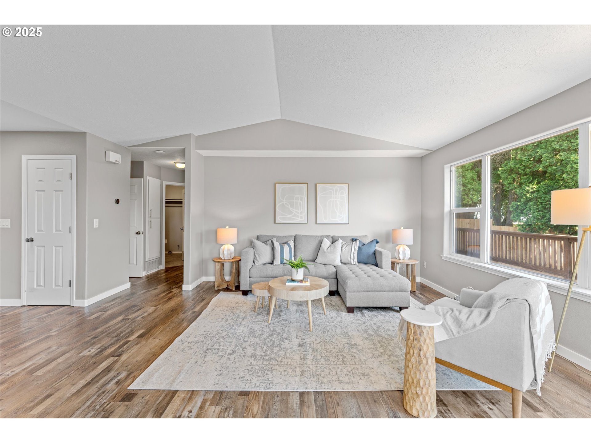6902 Southwest Taylors Ferry Road Portland, OR 97223 - Photo 5 of 38 Living Room