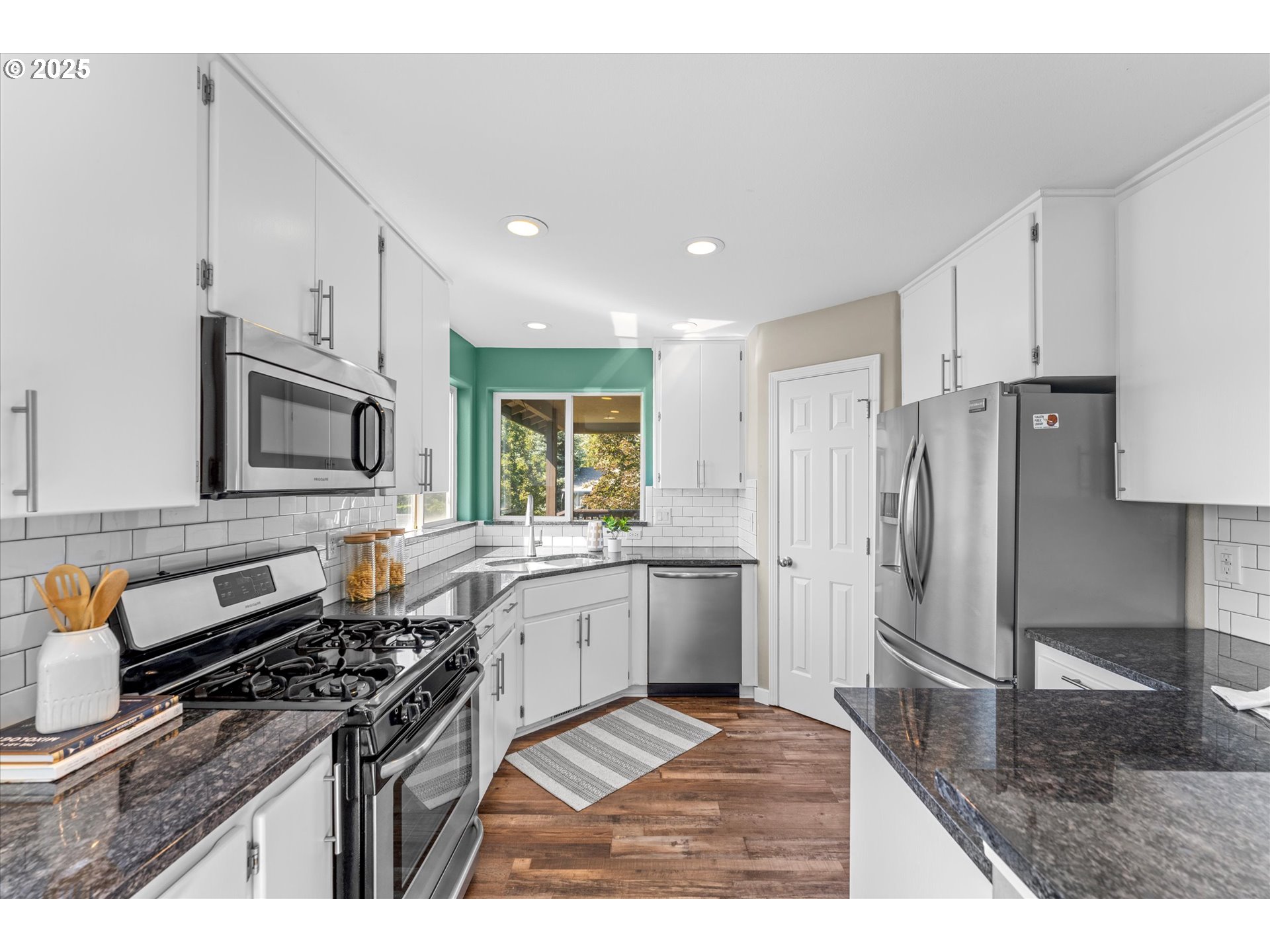 6902 Southwest Taylors Ferry Road Portland, OR 97223 - Photo 9 of 38 Kitchen