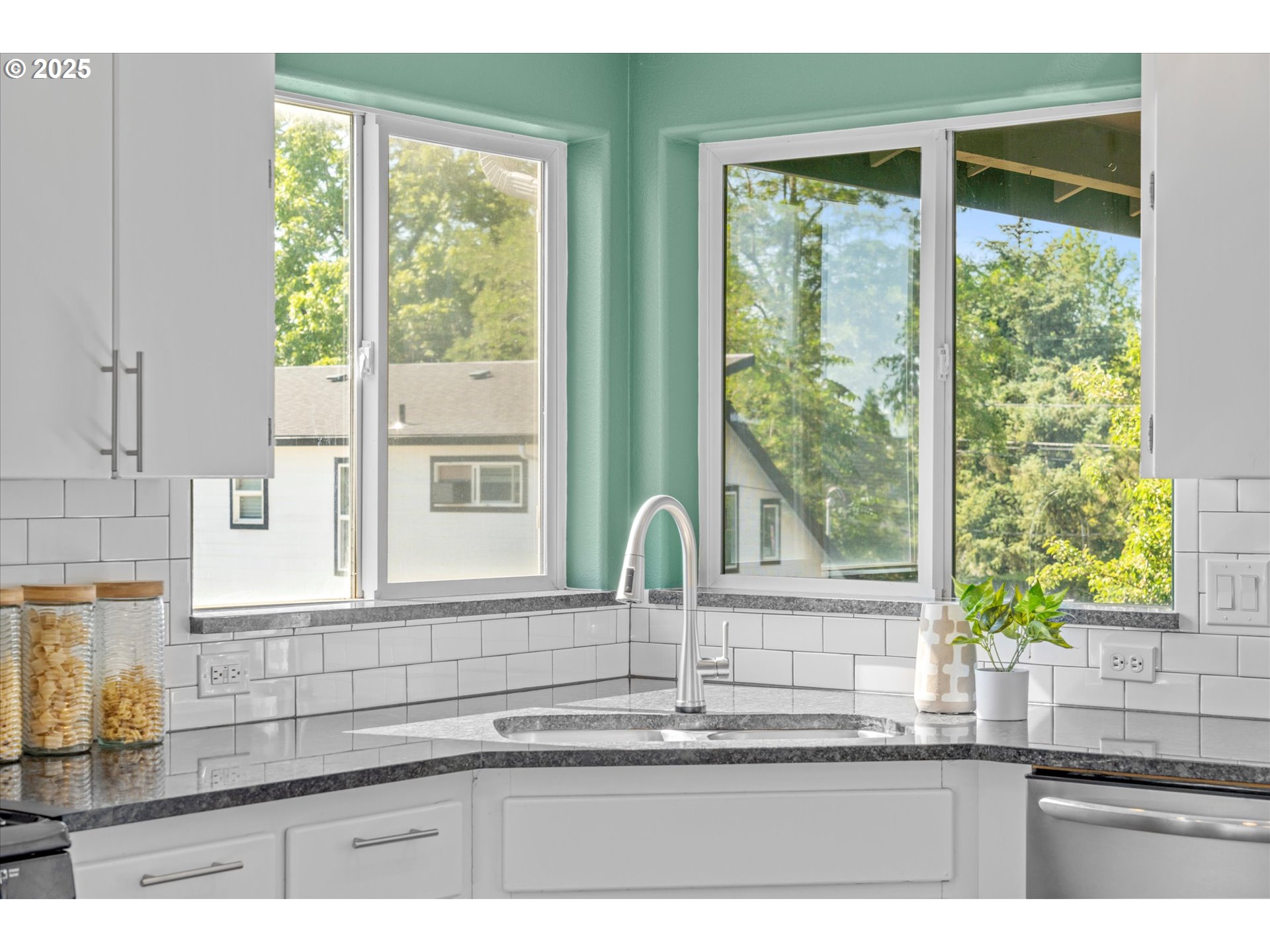 6902 Southwest Taylors Ferry Road Portland, OR 97223 - Photo 10 of 38 Kitchen