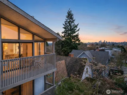 $580,000 | 4911 Fremont Avenue North, Unit 303, Seattle, WA 98103