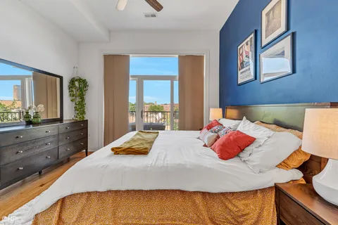 $475,000 | 2934 West Montrose Avenue, Unit 303, Chicago, IL 60618