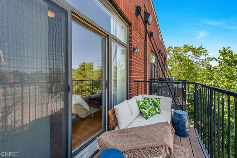 $475,000 | 2934 West Montrose Avenue, Unit 303, Chicago, IL 60618