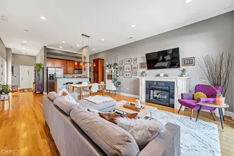 $475,000 | 2934 West Montrose Avenue, Unit 303, Chicago, IL 60618