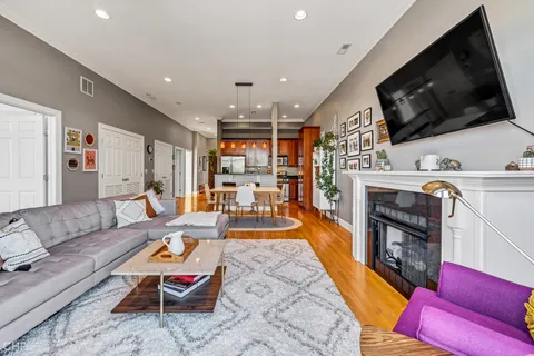 $475,000 | 2934 West Montrose Avenue, Unit 303, Chicago, IL 60618