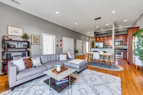 $475,000 | 2934 West Montrose Avenue, Unit 303, Chicago, IL 60618