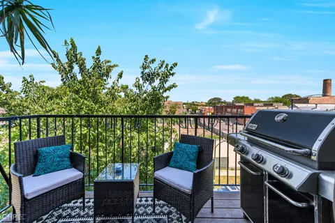 $475,000 | 2934 West Montrose Avenue, Unit 303, Chicago, IL 60618