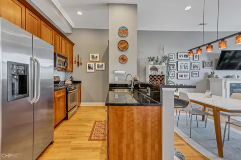 $475,000 | 2934 West Montrose Avenue, Unit 303, Chicago, IL 60618