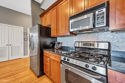 $475,000 | 2934 West Montrose Avenue, Unit 303, Chicago, IL 60618