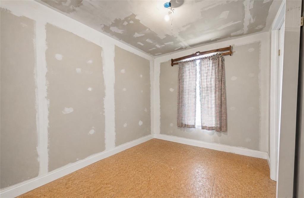 331 Hill Road Georgetown, PA 15043 - Photo 24 of 33 an empty room with windows and closet