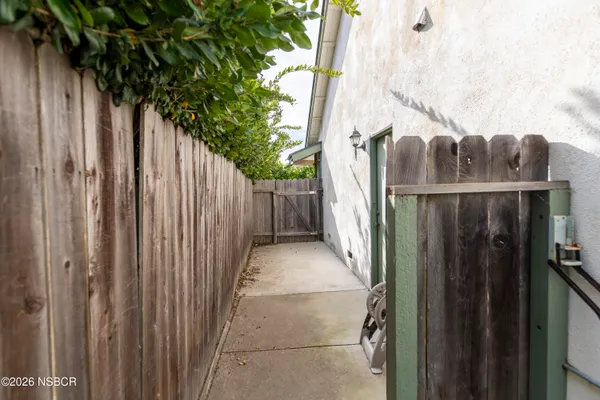 a view of a back yard