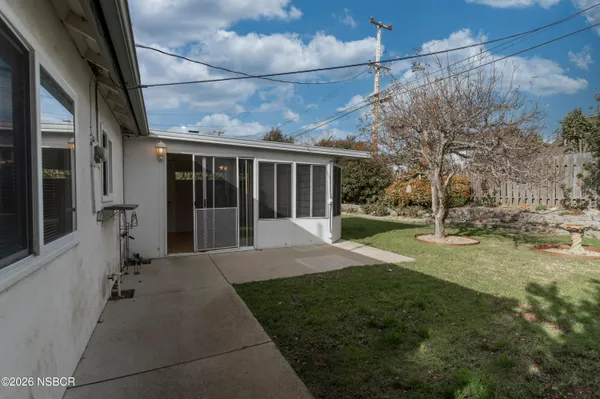 a view of a house with backyard and garden