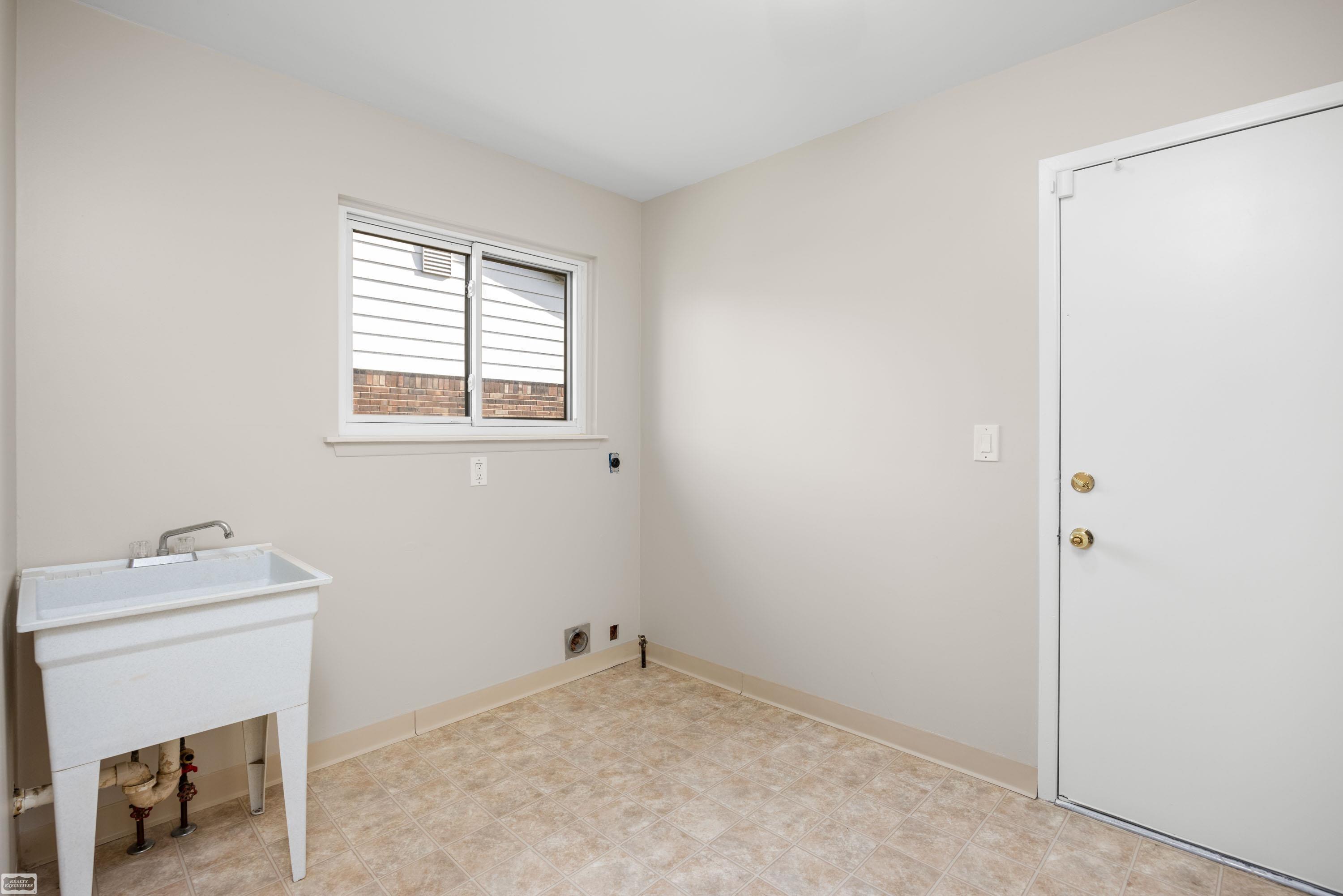 14235 Martin Road Warren, MI 48088 - Photo 17 of 25 50159742-adb7cf02-65a5-4a1e-8094-616426886703.JPG