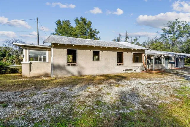 a view of a house with a backyard