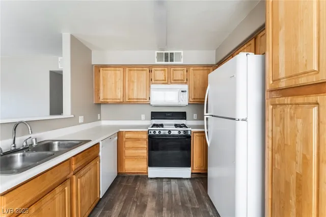 $1,195 | 5710 East Tropicana Avenue, Unit 1067, Las Vegas, NV 89122