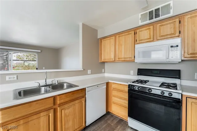 $1,195 | 5710 East Tropicana Avenue, Unit 1067, Las Vegas, NV 89122