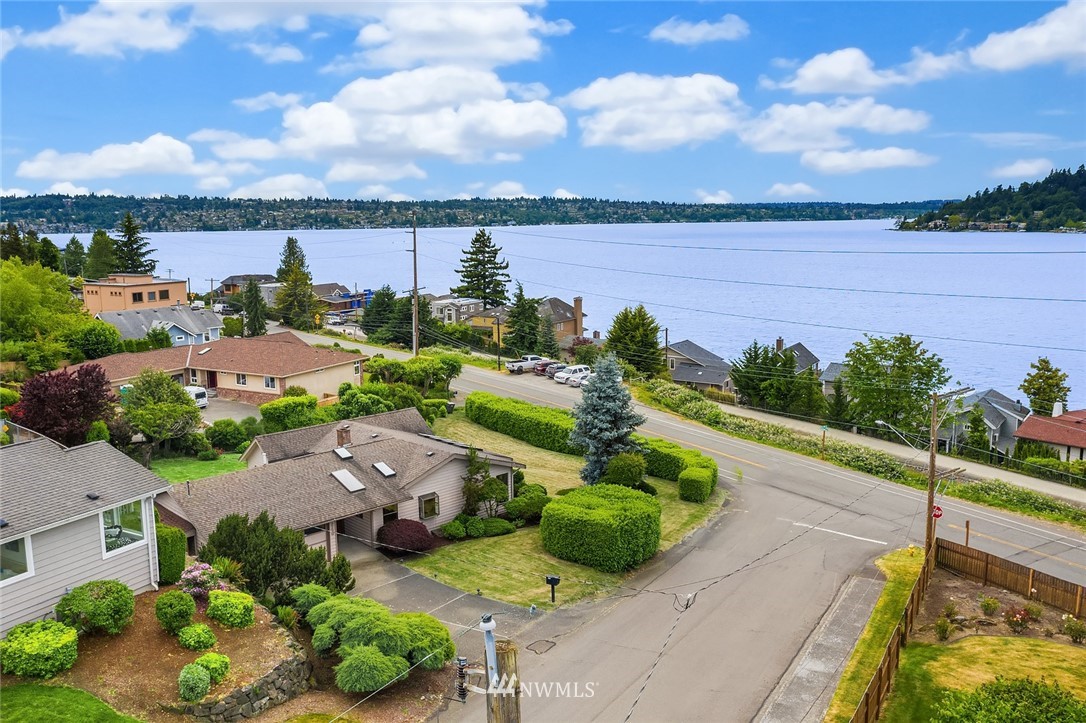 3726 North 38th Street Renton, WA 98056 - Photo 3 of 31