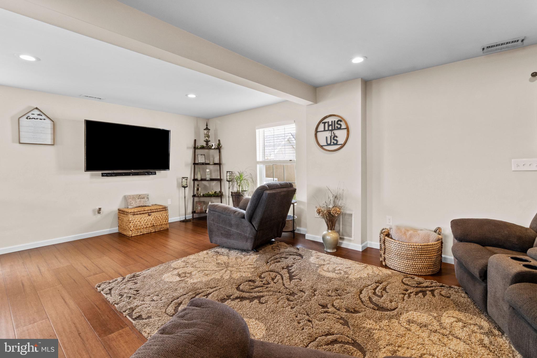 59 Grapevine Road Levittown, PA 19057 - Photo 7 of 33 Living Room