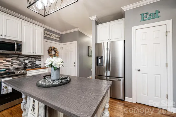 $590,000 | 2586 Henry Falls Drive, Hickory, NC 28602