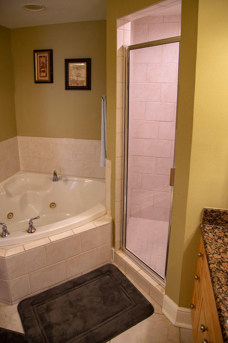 1150 Santa Rosa Boulevard, Unit 223 Fort Walton Beach, FL 32548 - Photo 25 of 35 a bathroom with a bathtub