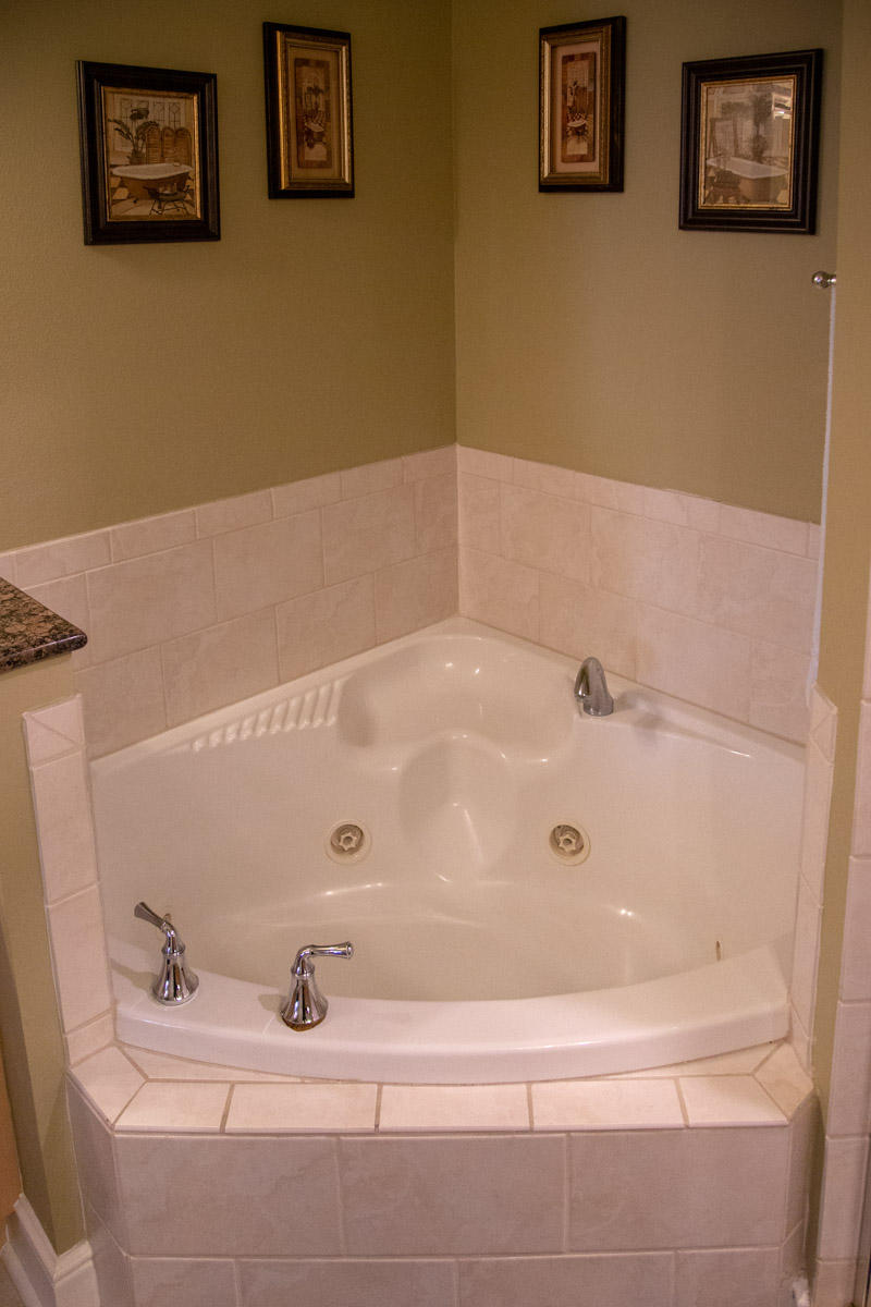 1150 Santa Rosa Boulevard, Unit 223 Fort Walton Beach, FL 32548 - Photo 27 of 35 a bathroom with a bathtub