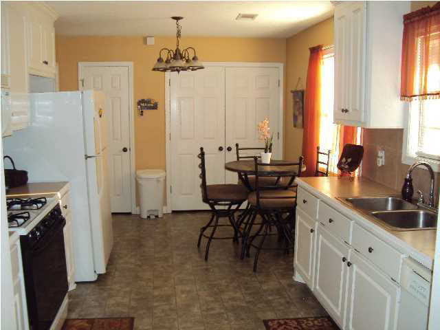 709 Lansdowne Lane Ridgeland, MS 39157 - Photo 5 of 16 Kithchen with breakfast area