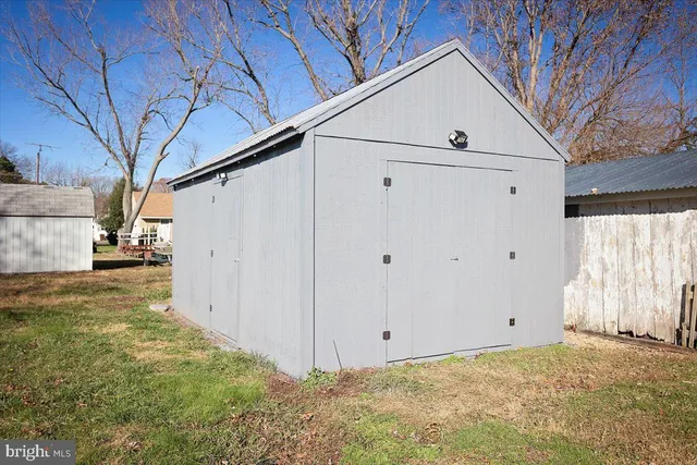 a view of a house with backyard