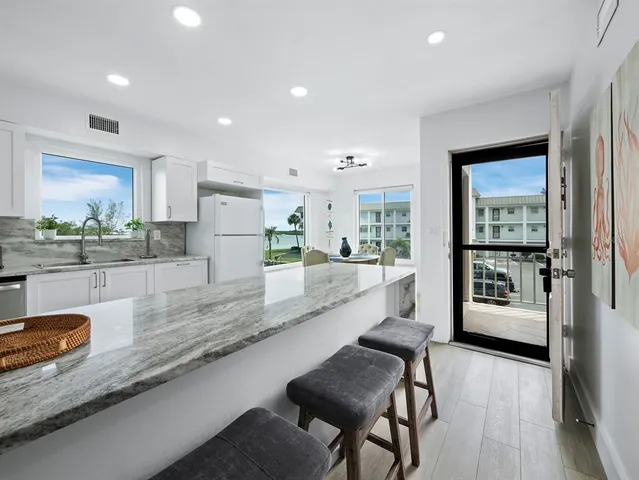 $599,000 | 3320 Gulf Of Mexico Drive, Unit 208C, Longboat Key, FL 34228