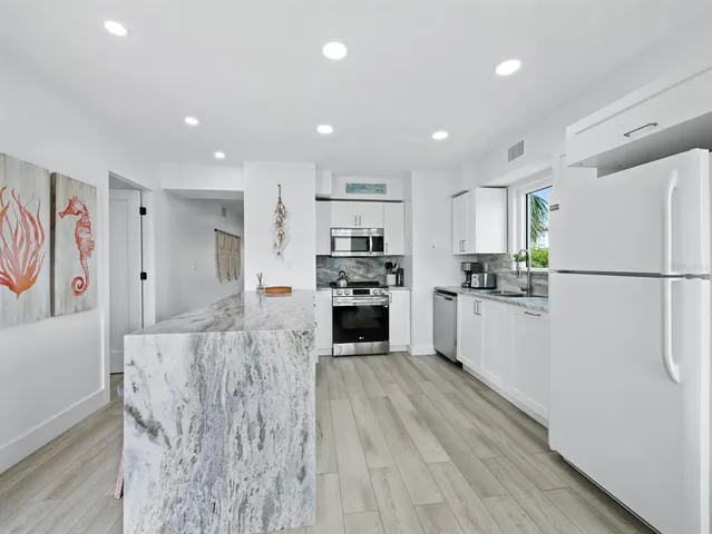 $599,000 | 3320 Gulf Of Mexico Drive, Unit 208C, Longboat Key, FL 34228