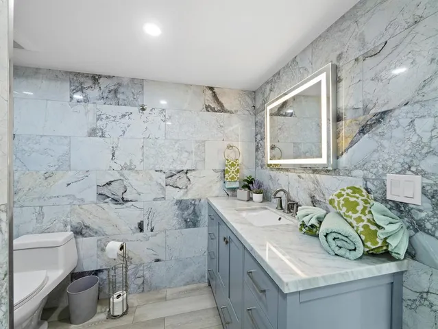 $599,000 | 3320 Gulf Of Mexico Drive, Unit 208C, Longboat Key, FL 34228