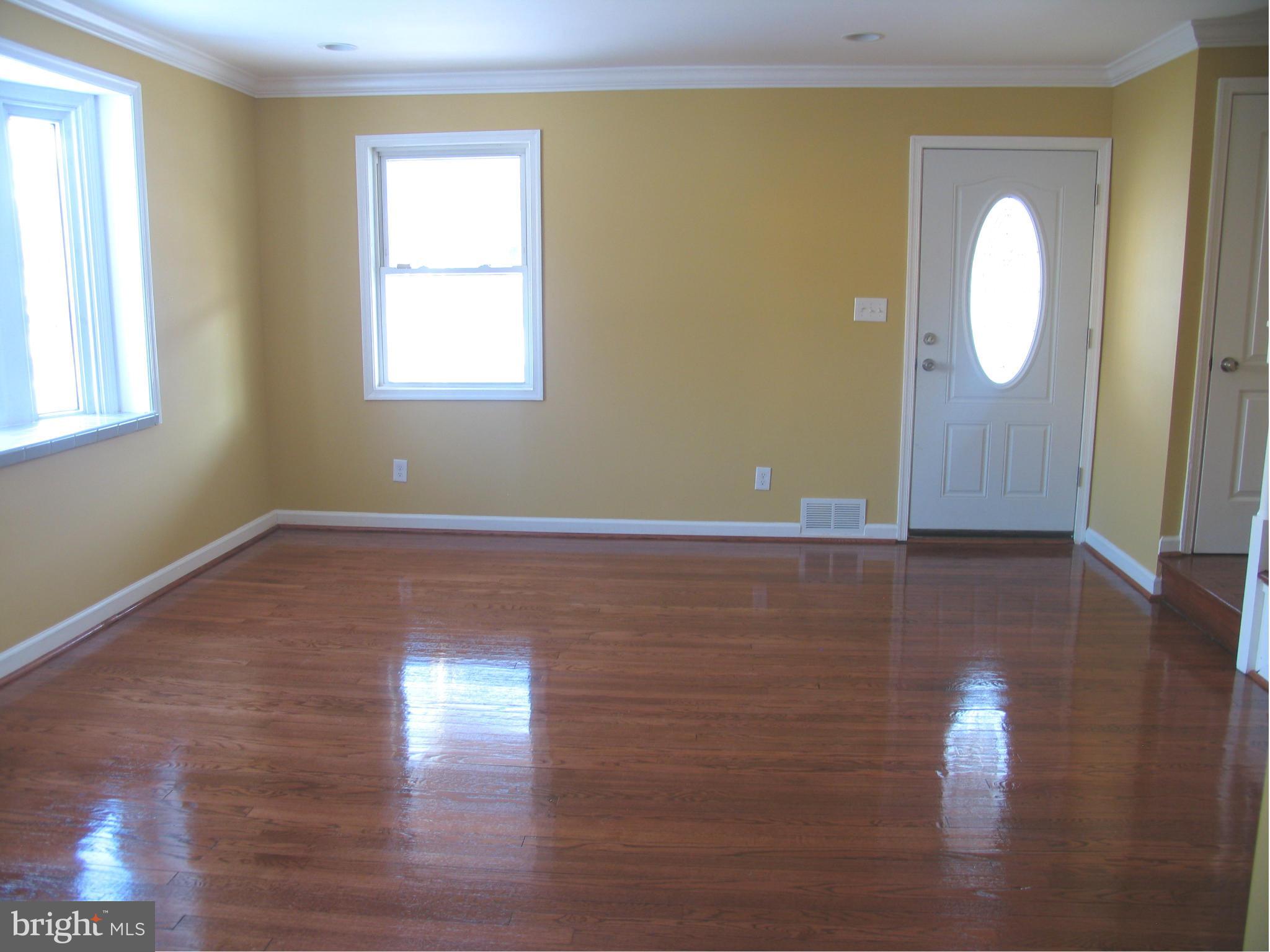 1352 Kitmore Road Baltimore, MD 21239 - Photo 3 of 22 Living Room