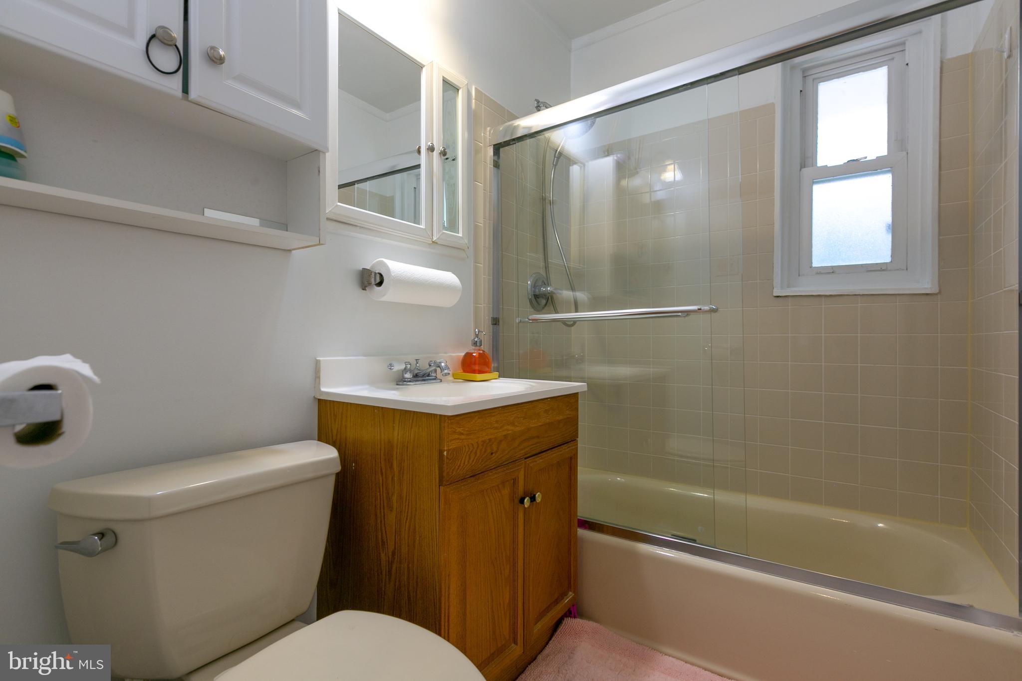 5408 Heming Avenue Springfield, VA 22151 - Photo 13 of 27 upstairs full bath