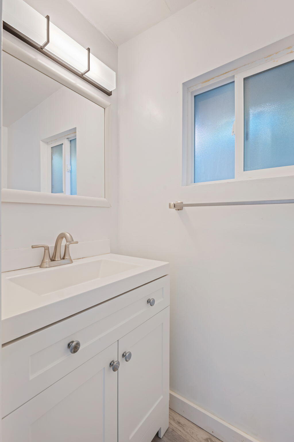 834 West Valerio Street Santa Barbara, CA 93101 - Photo 20 of 28 22 - Guest House - Bathroom