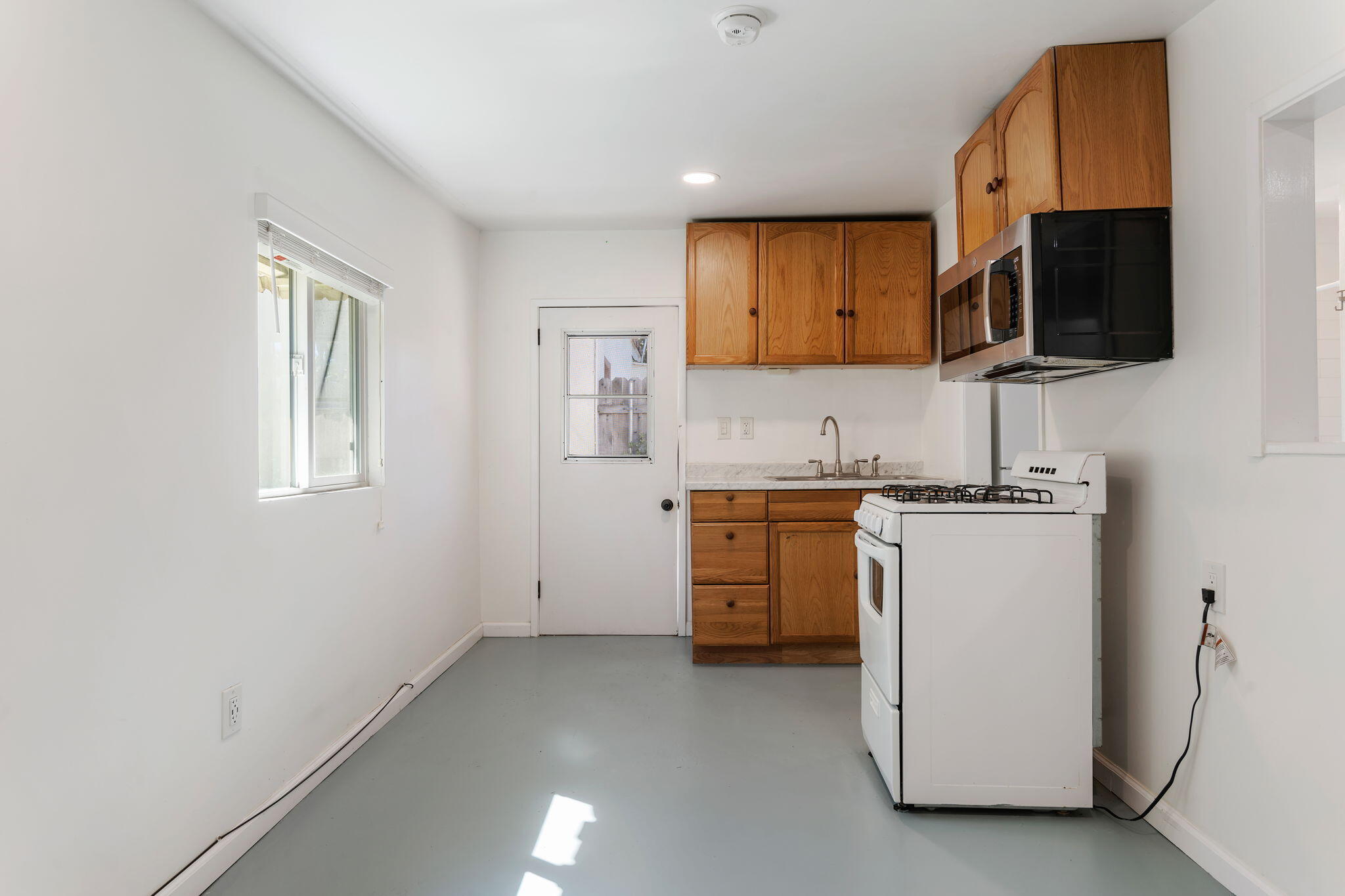 834 West Valerio Street Santa Barbara, CA 93101 - Photo 21 of 28 18 - Guest House - Kitchen