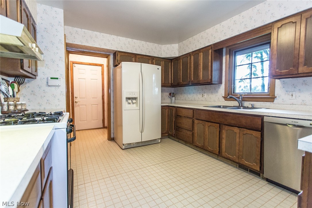 357 North Medina Line Road Akron, OH 44333 - Photo 15 of 35