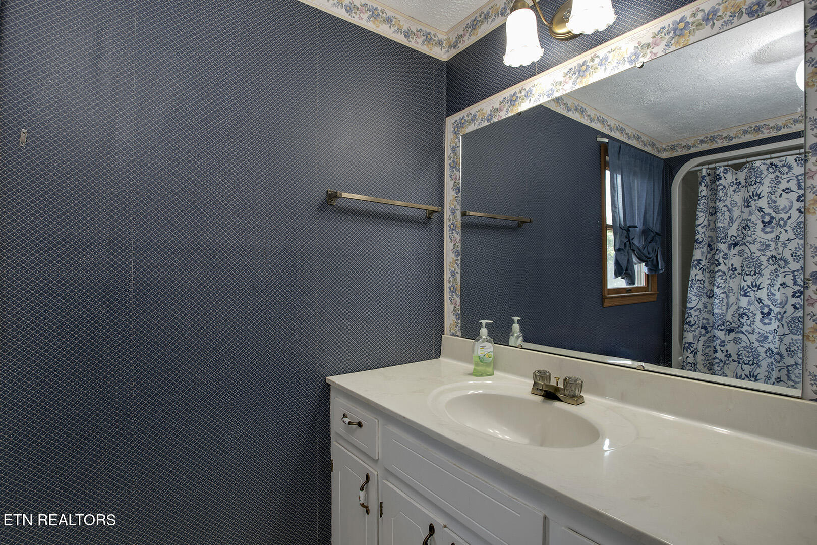 132 Morris Road Kingston, TN 37763 - Photo 32 of 60 32_MorrisLane_132_GuestBath