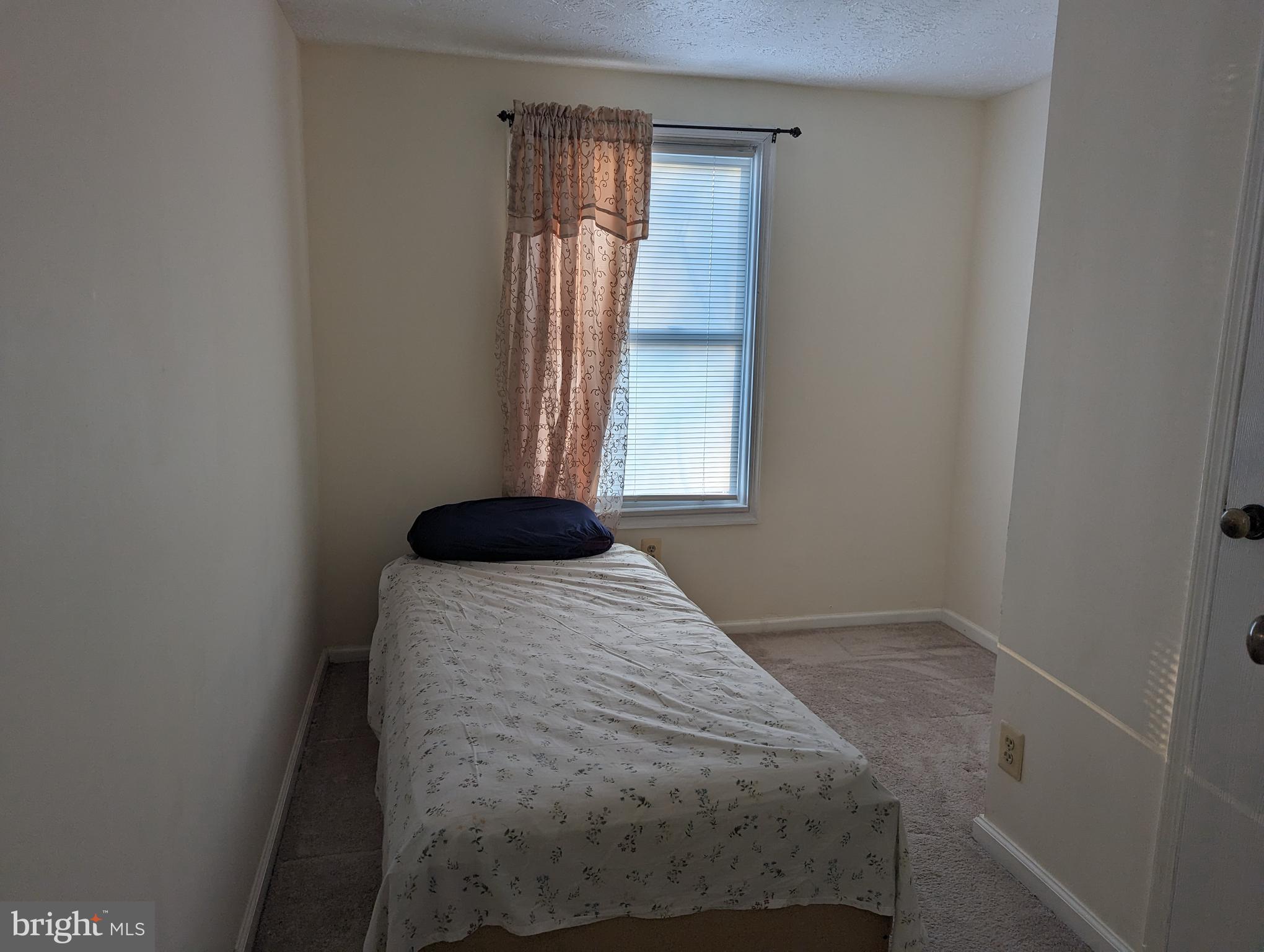 9119 Aspenpark Court Lorton, VA 22079 - Photo 18 of 32 a bedroom with a bed and a window