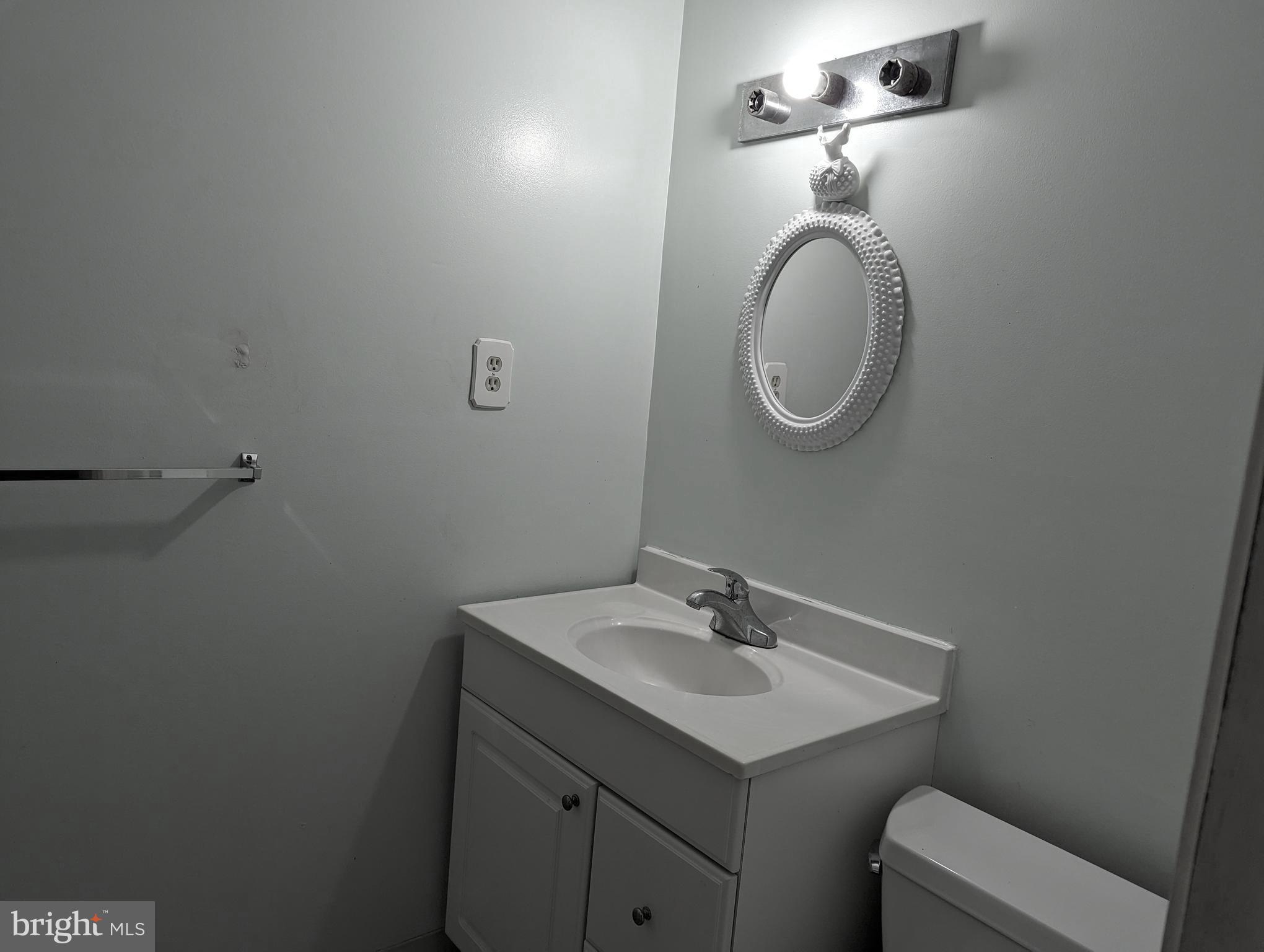 9119 Aspenpark Court Lorton, VA 22079 - Photo 20 of 32 a bathroom with a toilet a sink and mirror