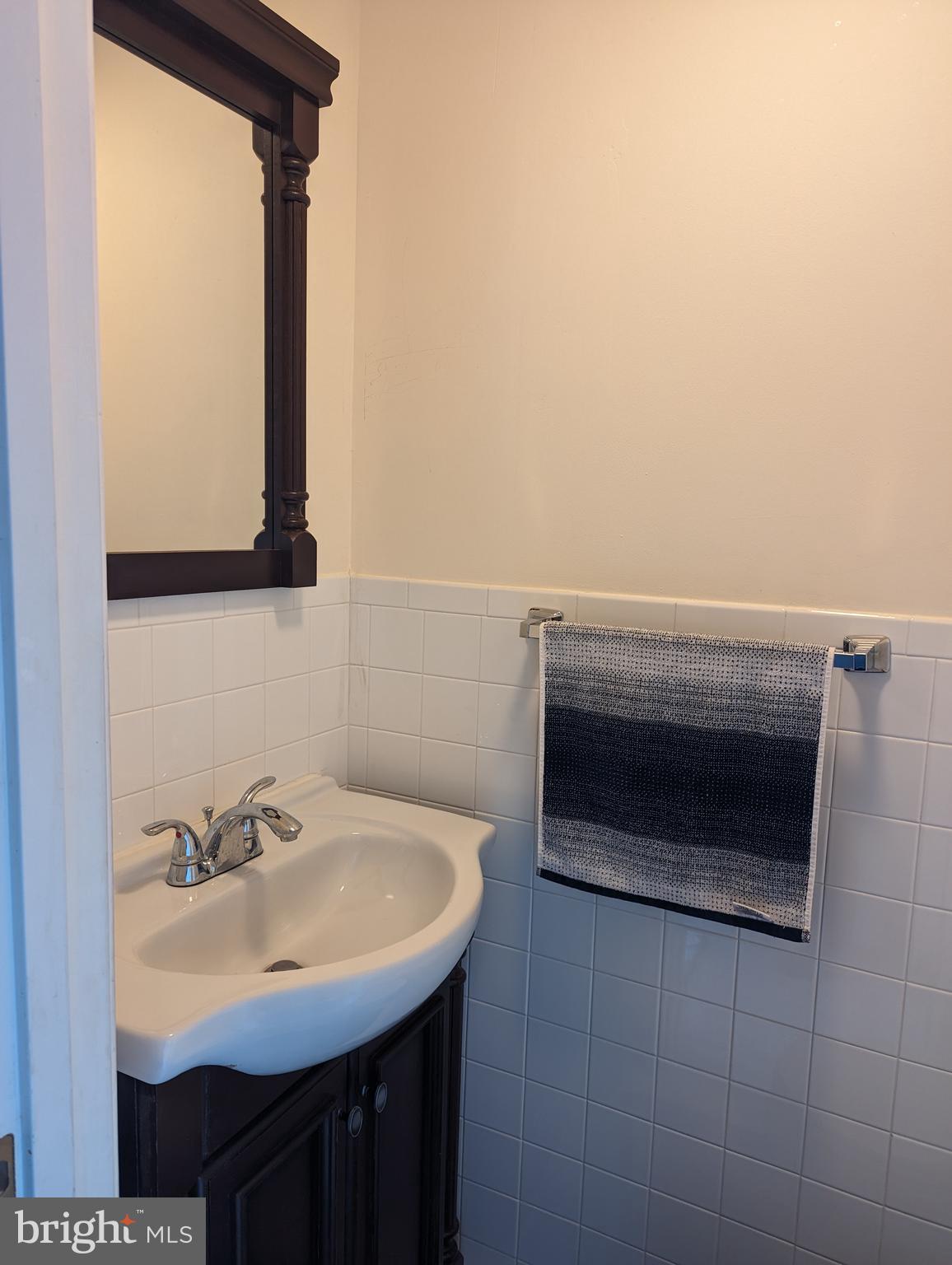 9119 Aspenpark Court Lorton, VA 22079 - Photo 10 of 32 a bathroom with a sink and a mirror