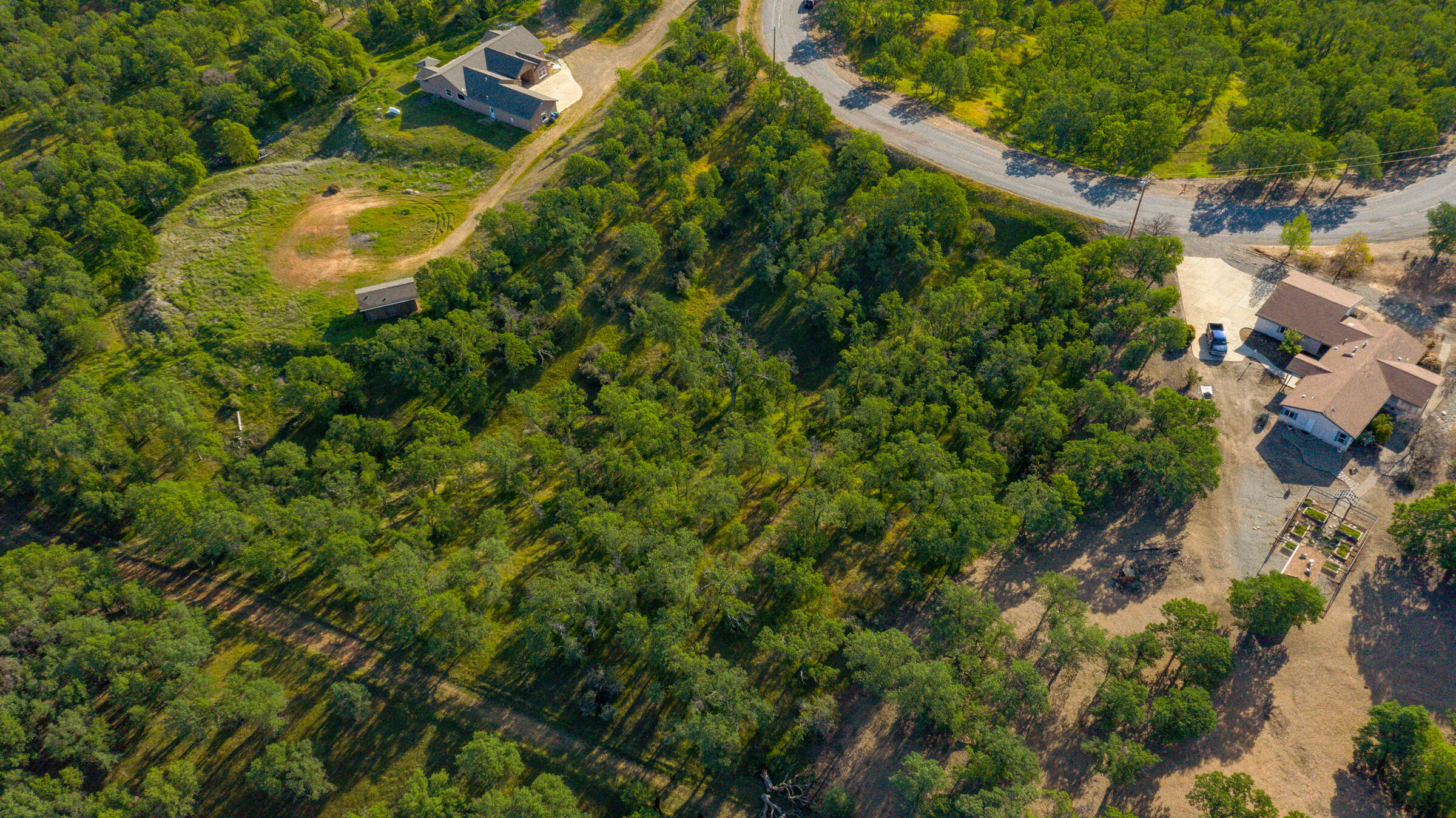 18623 Saddleback Ridge Loop Cottonwood, CA 96022 - Photo 5 of 28 an aerial view of residential houses with outdoor space