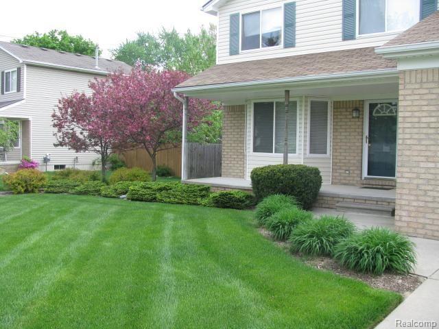 2961 Gravel Ridge Drive Rochester, MI 48307 - Photo 13 of 15 Gravel Ridge #13 Landscaping