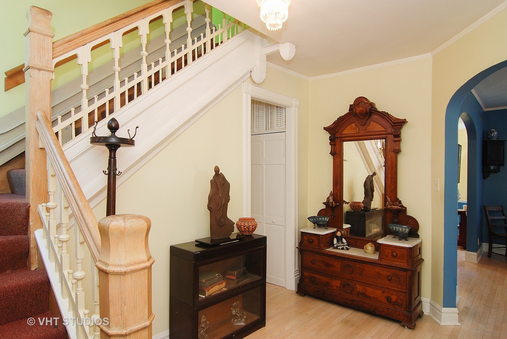 145 Woodside Road Riverside, IL 60546 - Photo 2 of 26 a living room with furniture