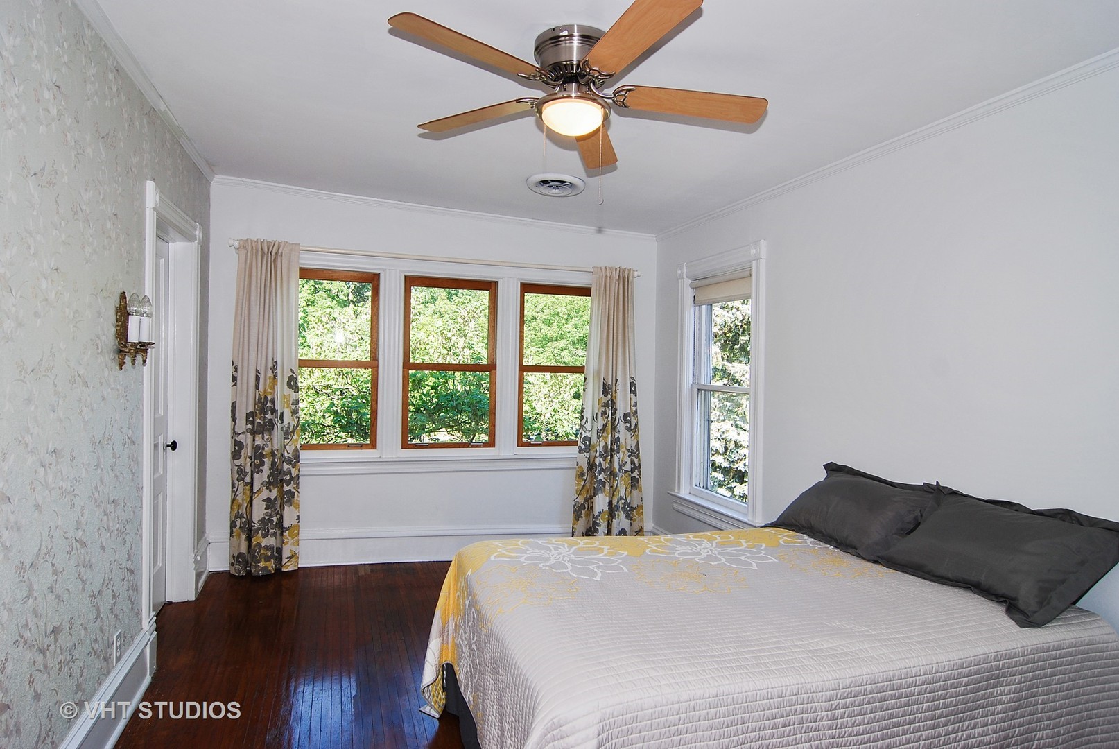 145 Woodside Road Riverside, IL 60546 - Photo 14 of 26 a bedroom with a bed and a large window