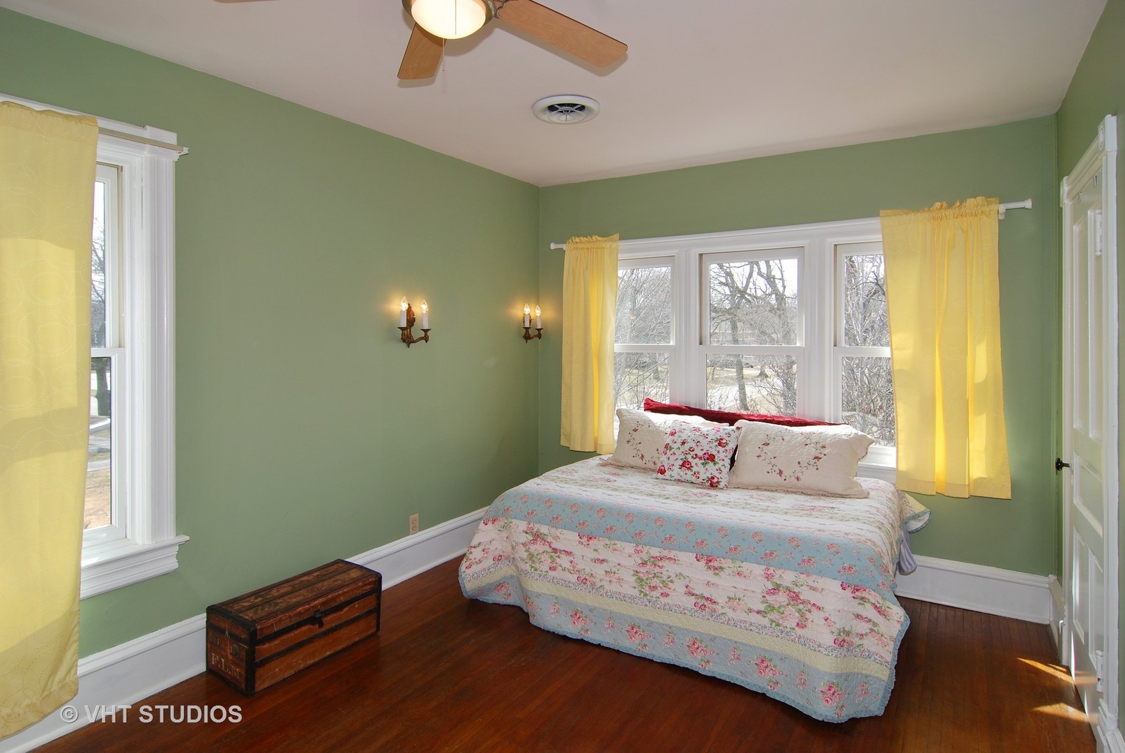 145 Woodside Road Riverside, IL 60546 - Photo 15 of 26 a bedroom with a bed and window